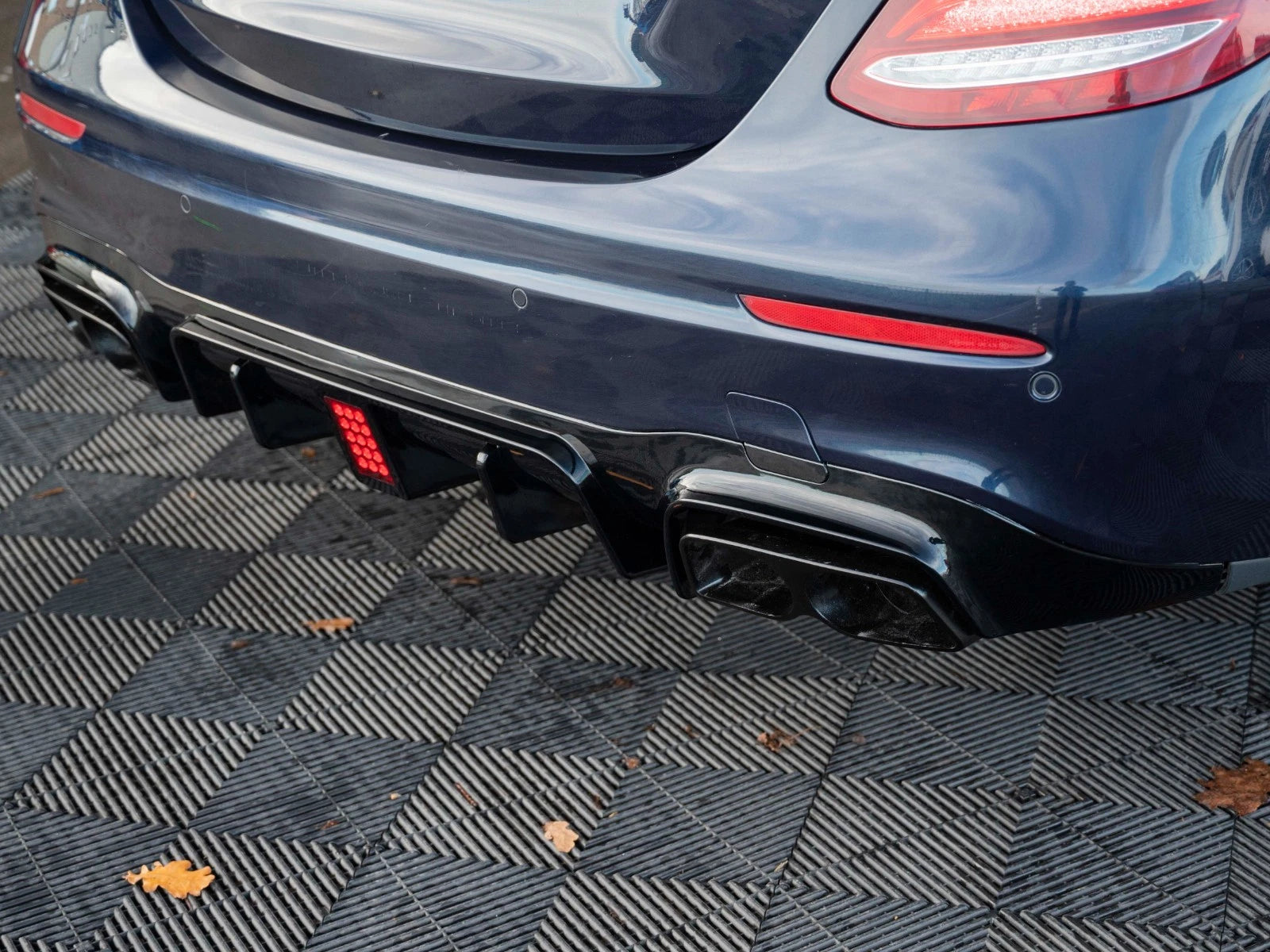 FOR MERCEDES BENZ E CLASS W213 REAR DIFFUSER AND TAIL PIPE F1 LOOK GLOSS BLACK